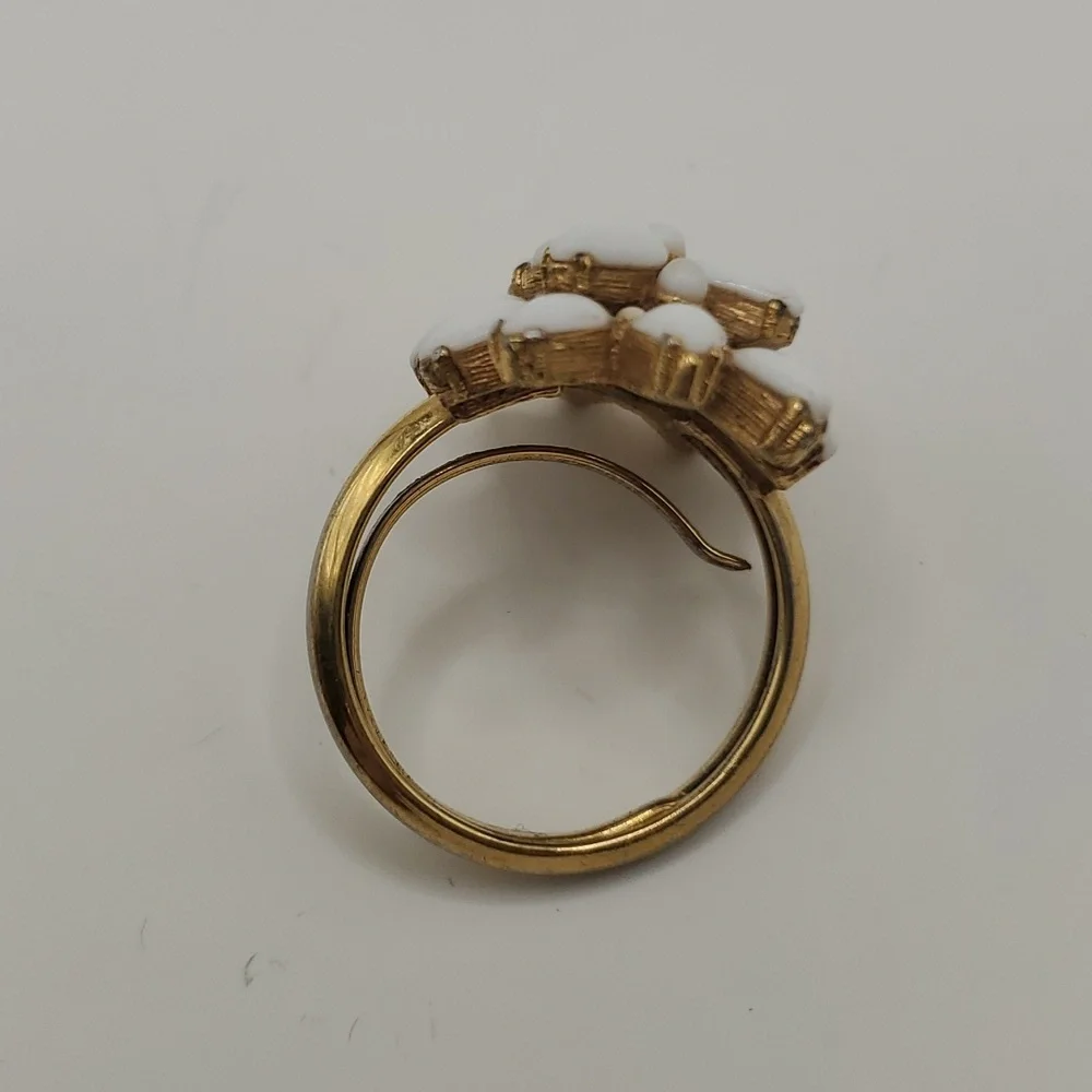 Lot of Five Vintage Costume Rings, Sizes 7-9 (including Trifari) - Picture 10 of 11